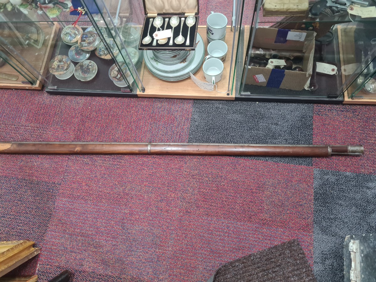 Discover our collection of 19th century Indian battlement guns. Measuring 234cm and originating from the Jaipur Palace. Explore now for historical relics!