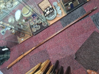 Discover our collection of 19th century Indian battlement guns. Measuring 234cm and originating from the Jaipur Palace. Explore now for historical relics!