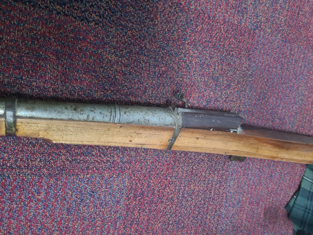 Discover our collection of 19th century Indian battlement guns. Measuring 234cm and originating from the Jaipur Palace. Explore now for historical relics!