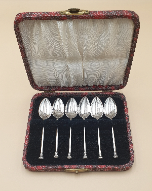 Boxed Set of Teaspoons with Seal Tops
