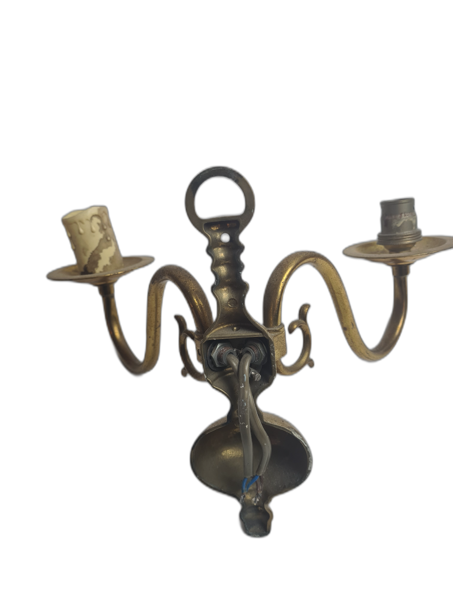 Discover our range of vintage brass wall lights, perfect for adding old-world charm to your home. Intricate detailing, sturdy craftsmanship, and warm glow. Shop now!