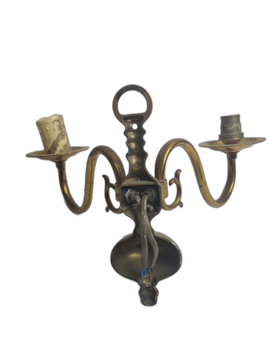 Discover our range of vintage brass wall lights, perfect for adding old-world charm to your home. Intricate detailing, sturdy craftsmanship, and warm glow. Shop now!