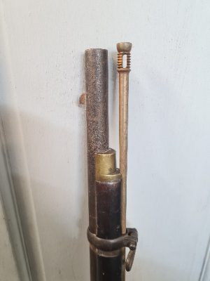 Discover our British 3-band percussion rifle-dated 1861 with tower proof marks. Explore the remarkable specs, act now and add this antique to your collection!