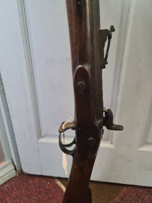 Discover our British 3-band percussion rifle-dated 1861 with tower proof marks. Explore the remarkable specs, act now and add this antique to your collection!