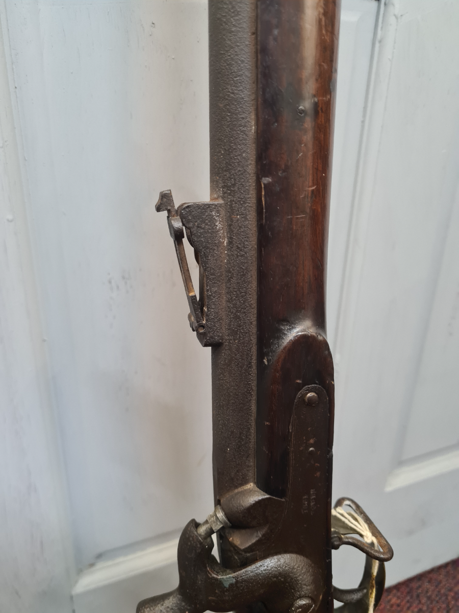 Discover our British 3-band percussion rifle-dated 1861 with tower proof marks. Explore the remarkable specs, act now and add this antique to your collection!