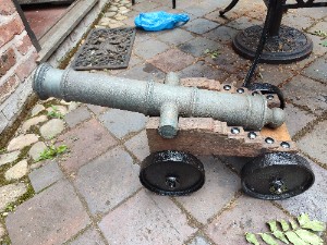 Discover our range of exquisite bronze reproduction cannons, perfect for your garden or patio. Immerse in the charm of the 19th century. Shop now!
