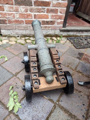 Discover our range of exquisite bronze reproduction cannons, perfect for your garden or patio. Immerse in the charm of the 19th century. Shop now!