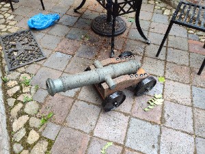 Discover our range of exquisite bronze reproduction cannons, perfect for your garden or patio. Immerse in the charm of the 19th century. Shop now!