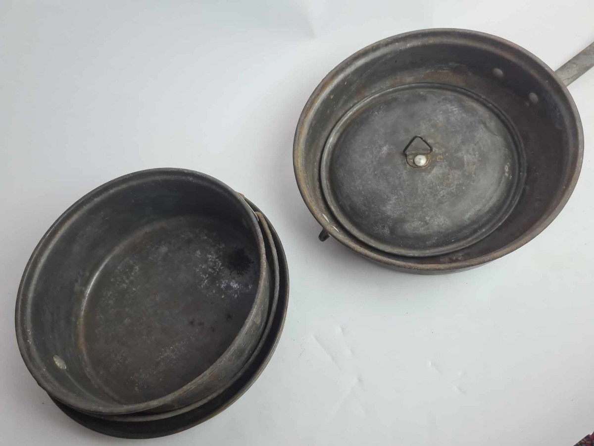 Discover our mid 20th century bulldog 'service' mess tin! Perfect for camping trips and outdoor adventures. Shop now to enhance your outdoor experience.