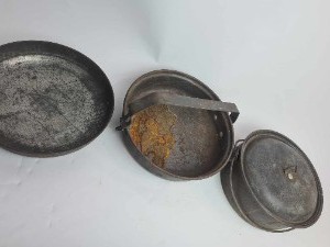 Discover our mid 20th century bulldog 'service' mess tin! Perfect for camping trips and outdoor adventures. Shop now to enhance your outdoor experience.