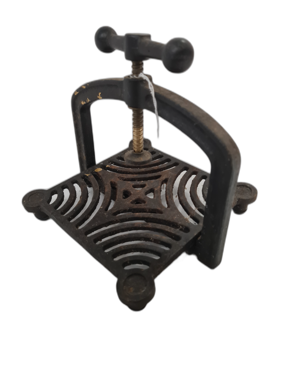 Discover our collection of vintage Victorian cast-iron meat presses. Uncover the rich history and enhance your cooking experience! Act now and claim yours today.