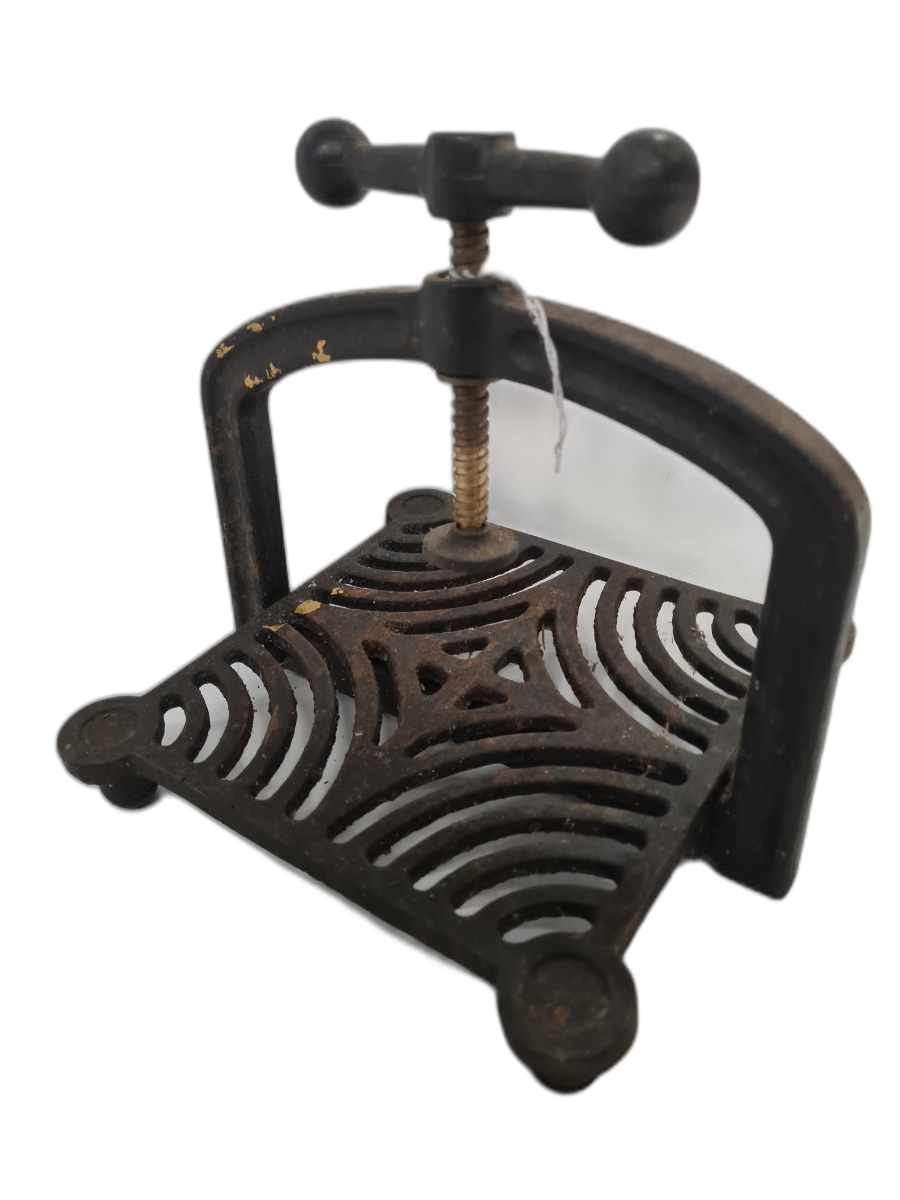Discover our collection of vintage Victorian cast-iron meat presses. Uncover the rich history and enhance your cooking experience! Act now and claim yours today.