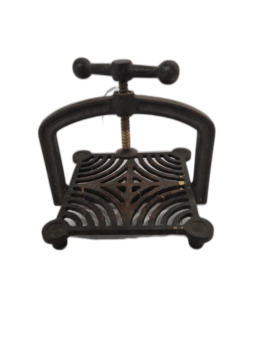 Discover our collection of vintage Victorian cast-iron meat presses. Uncover the rich history and enhance your cooking experience! Act now and claim yours today.