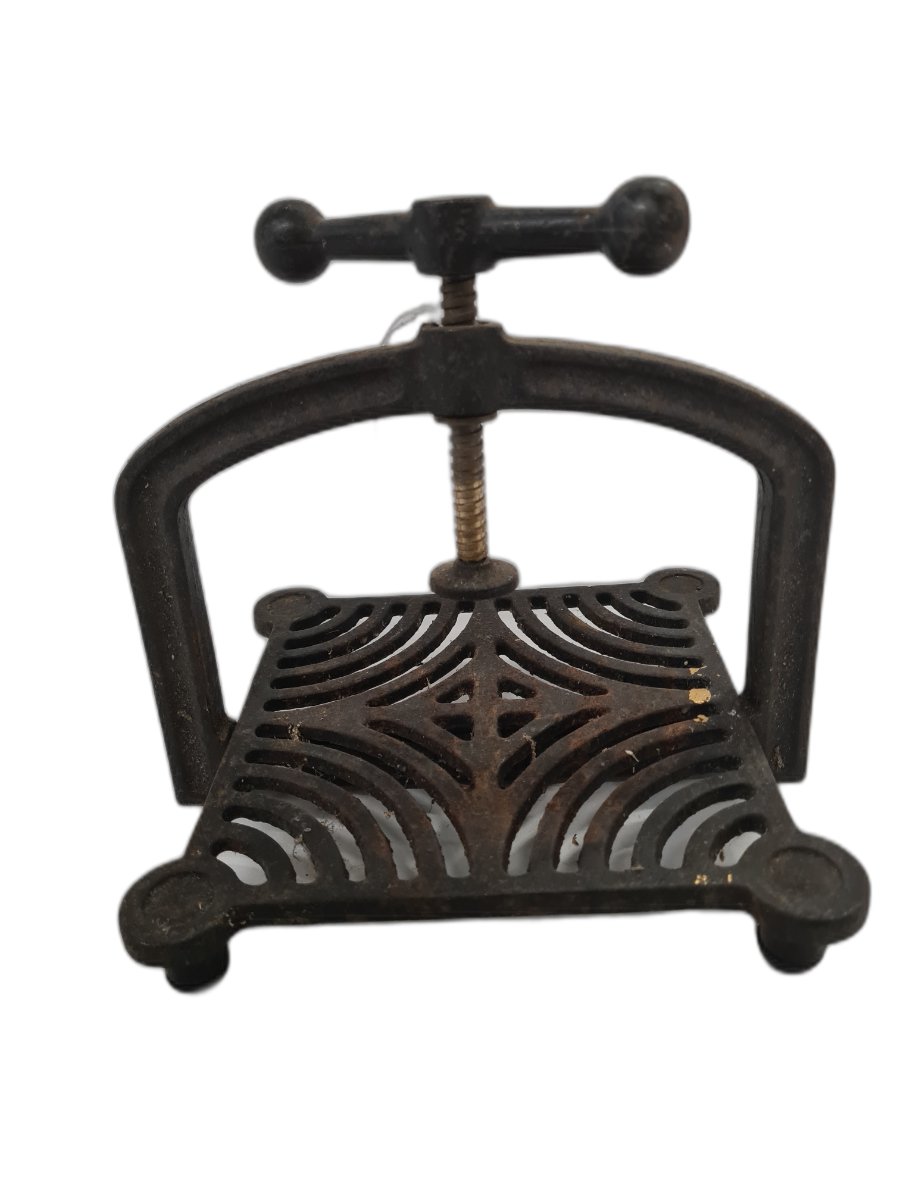 Discover our collection of vintage Victorian cast-iron meat presses. Uncover the rich history and enhance your cooking experience! Act now and claim yours today.
