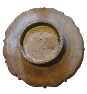 Discover our 1905 antique plate from Castle Hedingham Pottery, a unique Bingham-designed piece. Add a touch of medieval style to your ceramics collection. Shop now!