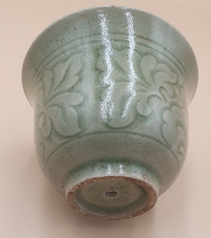 Discover our vintage porcelain dragon cups. Perfectly glazed in Celadon, these 'greedy cups' embody moderation & wisdom. Don't overfill, or it empties! Experience this magical ceramic art now.