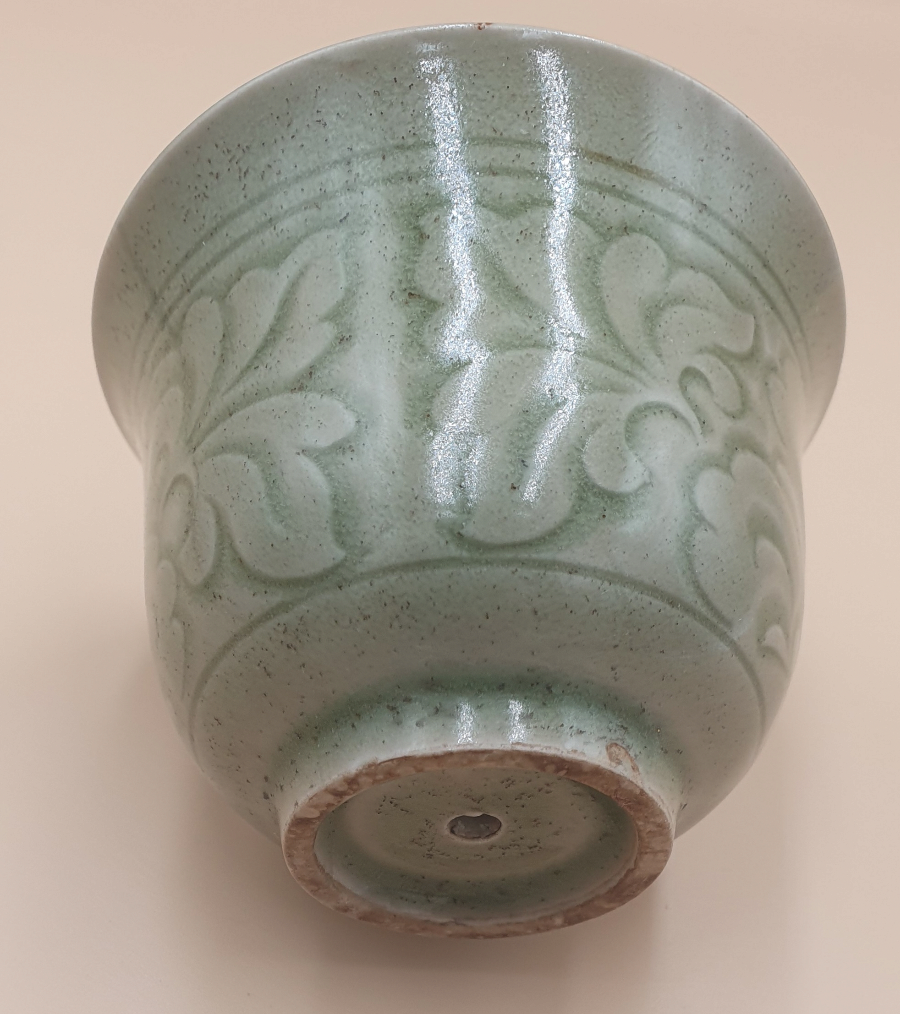 Discover our vintage porcelain dragon cups. Perfectly glazed in Celadon, these 'greedy cups' embody moderation & wisdom. Don't overfill, or it empties! Experience this magical ceramic art now.