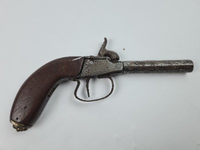 Discover our rare continental percussion pistol, adorned with a unique brass lion head. Likely Belgian-made. Act now, explore our vintage firearms collection!