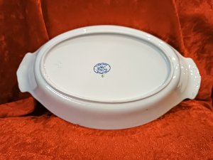 Discover our Copeland Spode Italian blue and white serving dish. Perfect for the oven, 10 inches long, and in excellent condition. Shop now!
