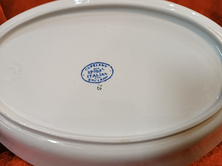 Discover our Copeland Spode Italian blue and white serving dish. Perfect for the oven, 10 inches long, and in excellent condition. Shop now!