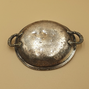 Discover the elegance of the 1930s with our unique 'Cunard White Star' Chafing/Serving dish. Despite some wear, its charm is undeniable. Examine the detailed photos for a closer look!