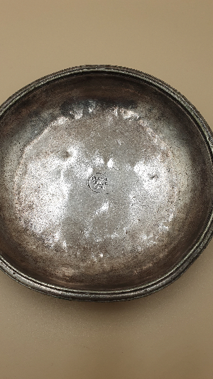 Discover the elegance of the 1930s with our unique 'Cunard White Star' Chafing/Serving dish. Despite some wear, its charm is undeniable. Examine the detailed photos for a closer look!