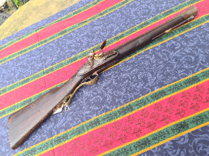 Discover our authentic 19th-century Flintlock Musketoon with a 14.5 barrel. Features a French style lock on walnut stock. See its condition report and buy now!