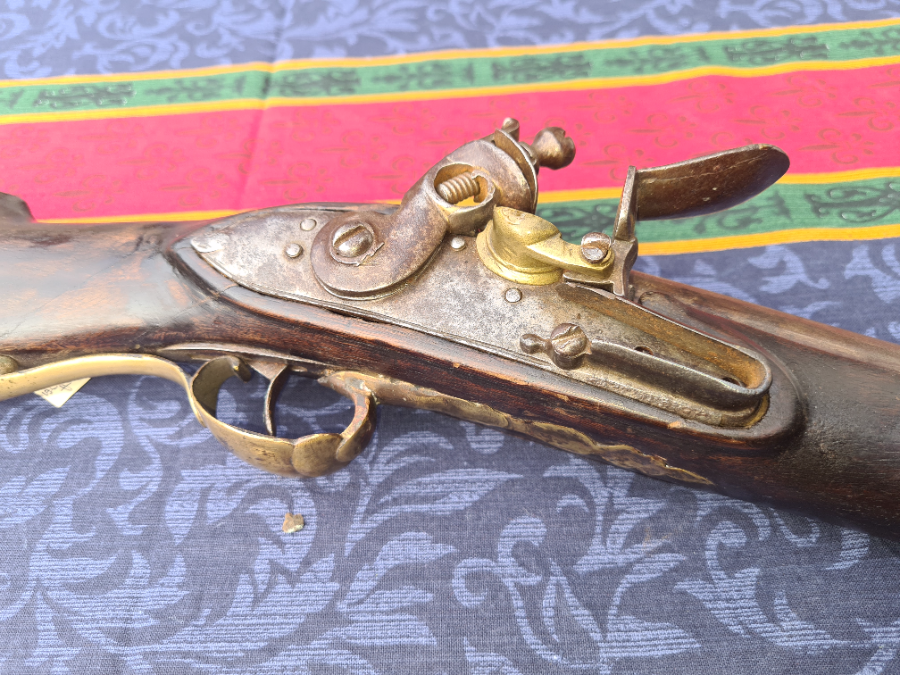 Discover our authentic 19th-century Flintlock Musketoon with a 14.5 barrel. Features a French style lock on walnut stock. See its condition report and buy now!