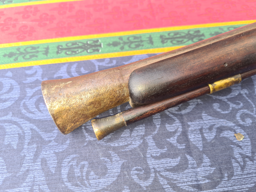 Discover our authentic 19th-century Flintlock Musketoon with a 14.5 barrel. Features a French style lock on walnut stock. See its condition report and buy now!