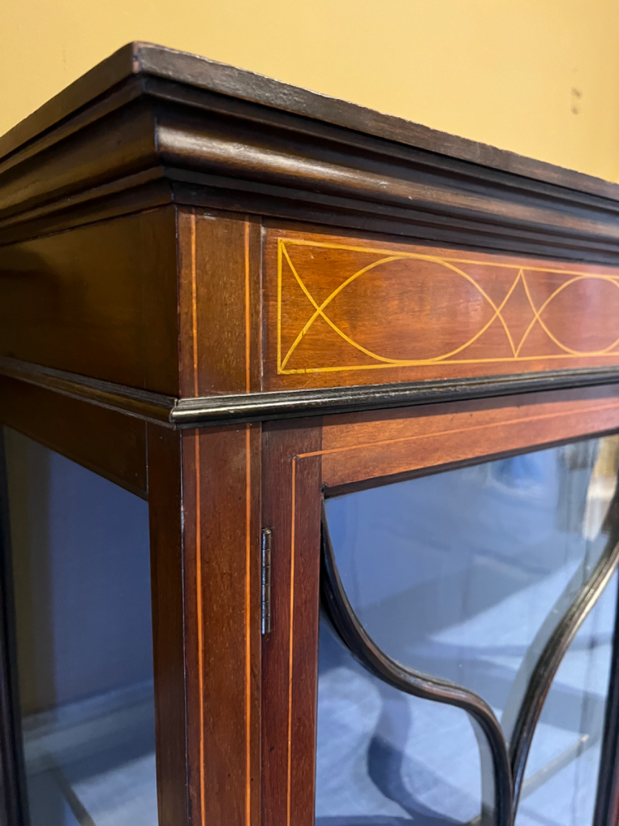 Elegant Sheraton Style Antique Inlayed Edwardian Glazed Display Cabinet With Key