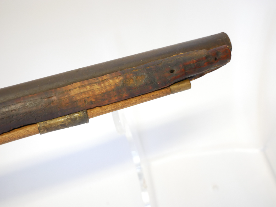 Discover our English Percussion Single Barrel 18 Bore Shotgun, elegantly converted from flintlock. The 42-inch Spanish form barrel has a faintly inscribed Ketland. Buy now!