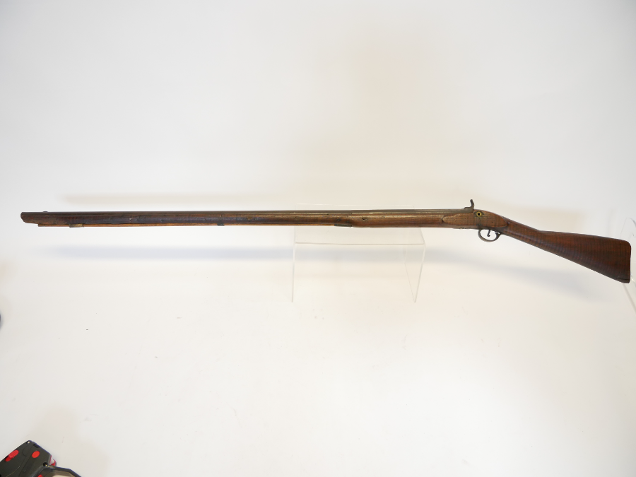 Discover our English Percussion Single Barrel 18 Bore Shotgun, elegantly converted from flintlock. The 42-inch Spanish form barrel has a faintly inscribed Ketland. Buy now!