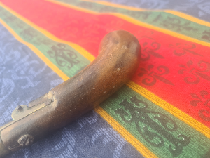 Discover our rare 18th-century primate gunpowder tester, an eprouvette with a walnut grip. Don't miss out, explore now and add to your antique collection!