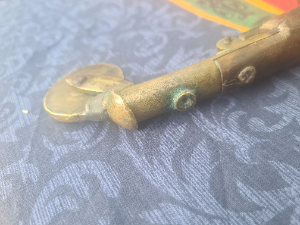 Discover our rare 18th-century primate gunpowder tester, an eprouvette with a walnut grip. Don't miss out, explore now and add to your antique collection!