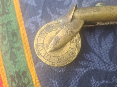 Discover our rare 18th-century primate gunpowder tester, an eprouvette with a walnut grip. Don't miss out, explore now and add to your antique collection!