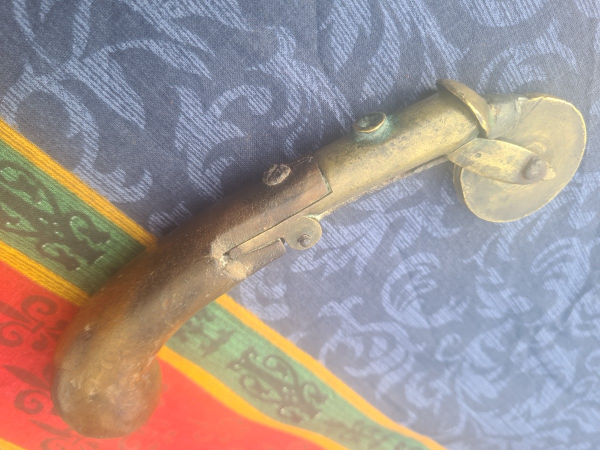 Discover our rare 18th-century primate gunpowder tester, an eprouvette with a walnut grip. Don't miss out, explore now and add to your antique collection!