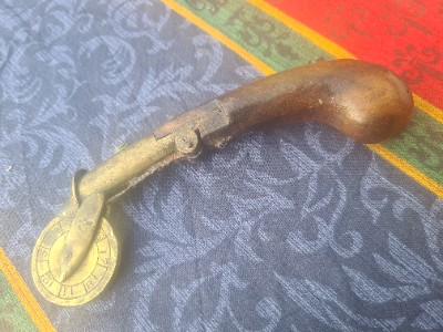 Discover our rare 18th-century primate gunpowder tester, an eprouvette with a walnut grip. Don't miss out, explore now and add to your antique collection!