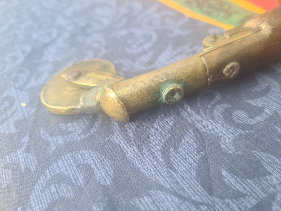 Discover our rare 18th-century primate gunpowder tester, an eprouvette with a walnut grip. Don't miss out, explore now and add to your antique collection!