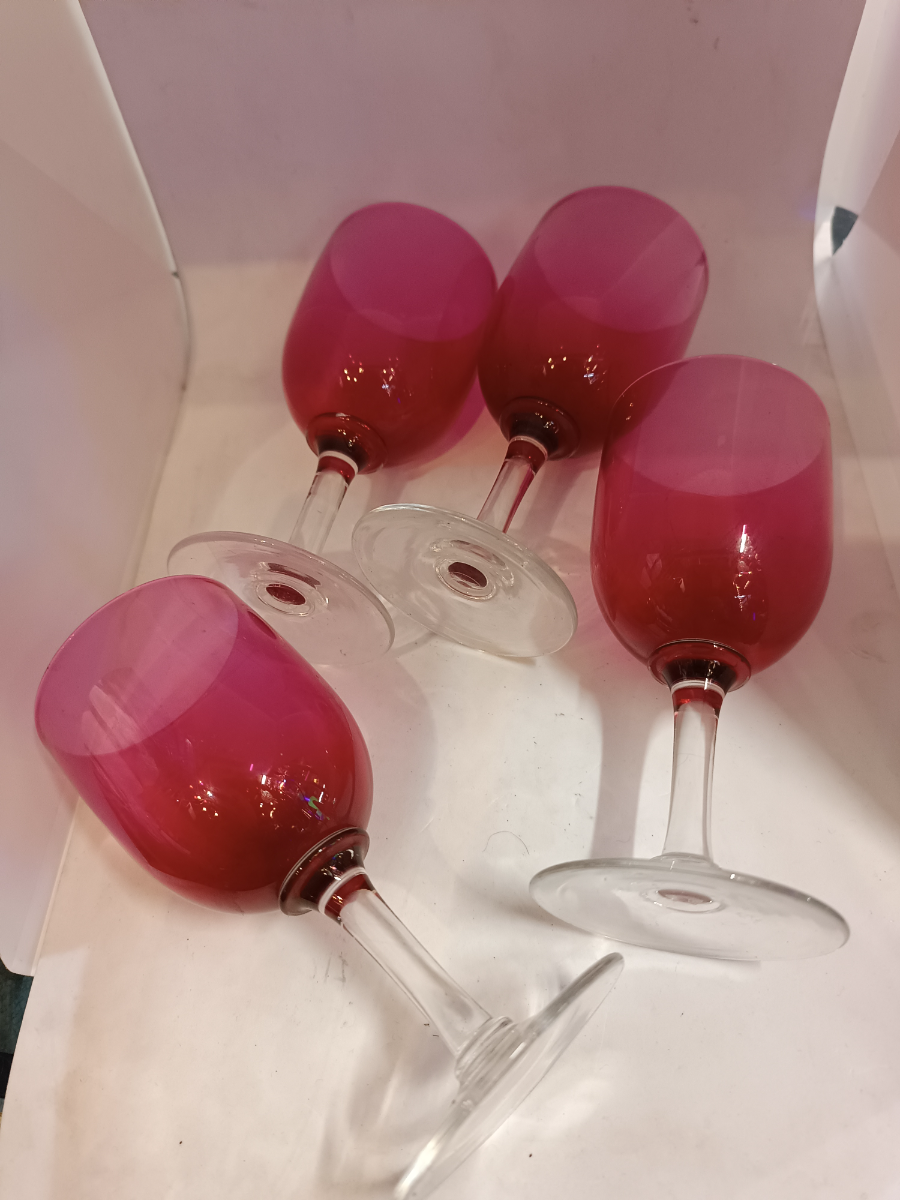 Discover our selection of six late Victorian drinking glasses, each 12cm high. Add a touch of elegance to your table. Shop now for these unique antiques!