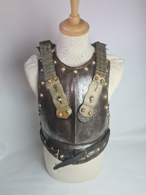 Discover our 1st Empire Napoleonic Heavy Cuirassiers Cuirass, featuring authentic front and backplate. Explore this vintage piece today and extend your collection!