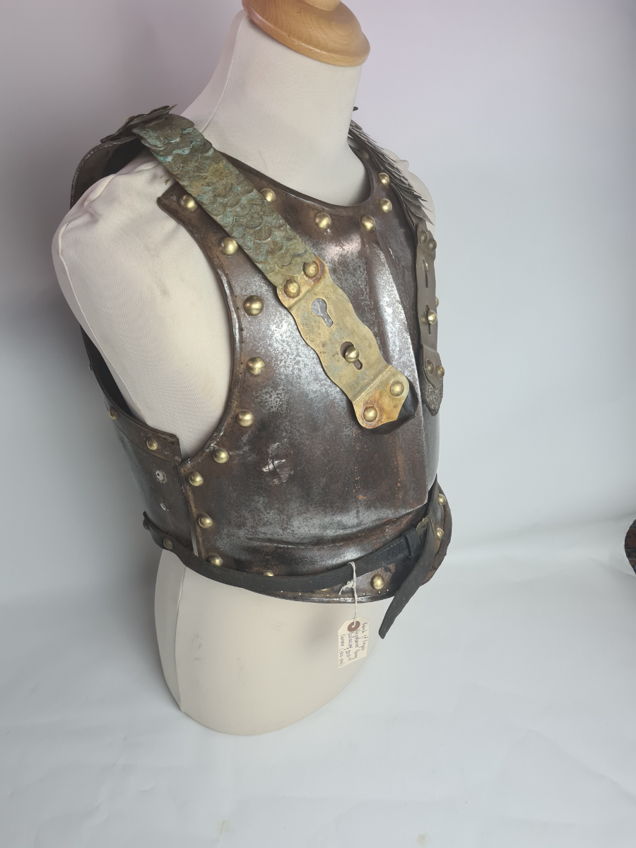 Discover our 1st Empire Napoleonic Heavy Cuirassiers Cuirass, featuring authentic front and backplate. Explore this vintage piece today and extend your collection!