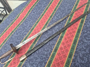 Discover our unique George III 1796 pattern sergeants spadroon with scabbard! Despite fragile leather, it remains in good condition. Explore now and buy today!