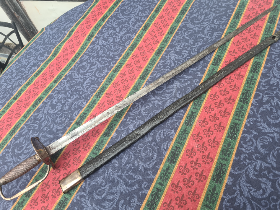 Discover our unique George III 1796 pattern sergeants spadroon with scabbard! Despite fragile leather, it remains in good condition. Explore now and buy today!