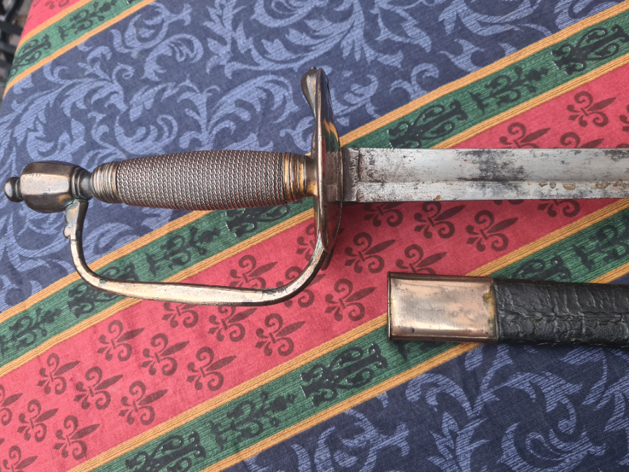 Discover our unique George III 1796 pattern sergeants spadroon with scabbard! Despite fragile leather, it remains in good condition. Explore now and buy today!