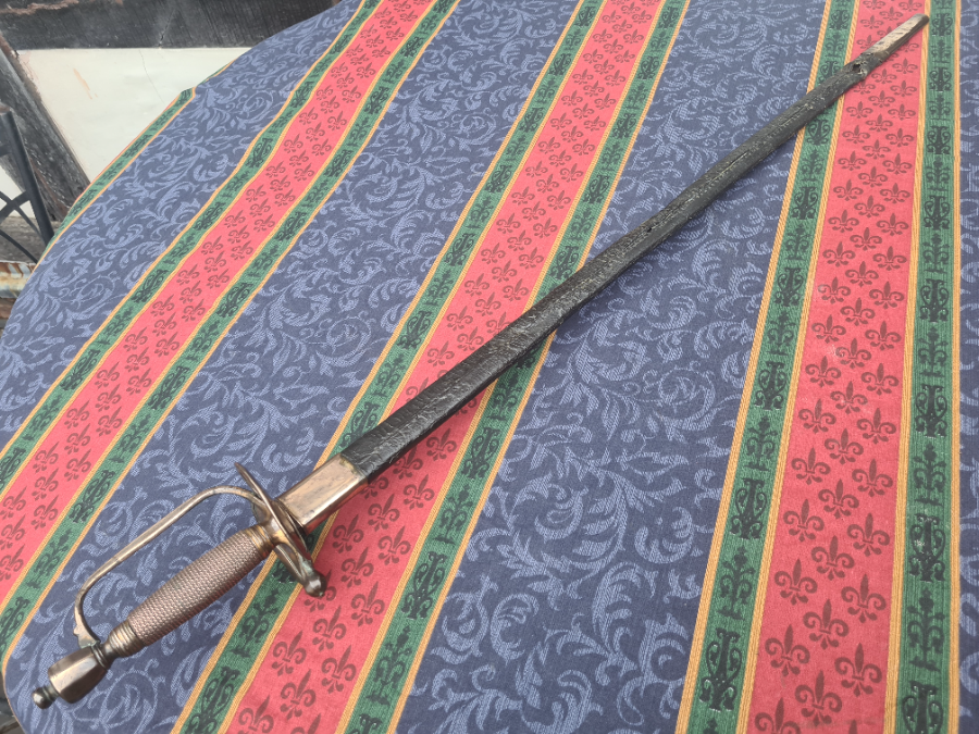 Discover our unique George III 1796 pattern sergeants spadroon with scabbard! Despite fragile leather, it remains in good condition. Explore now and buy today!