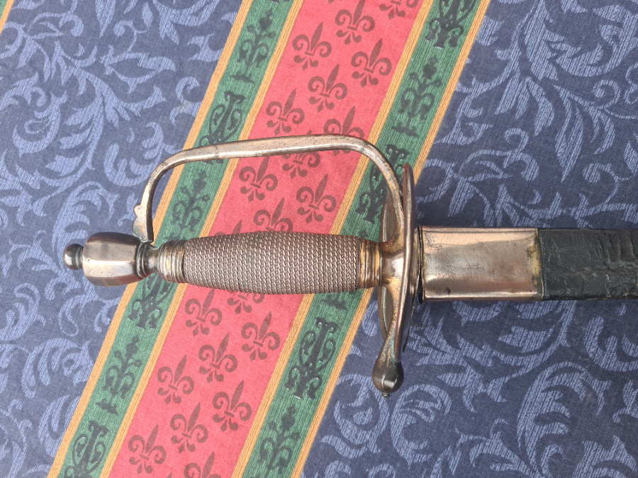 Discover our unique George III 1796 pattern sergeants spadroon with scabbard! Despite fragile leather, it remains in good condition. Explore now and buy today!