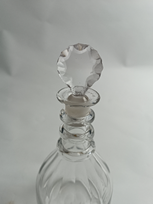 Discover expertly crafted George III Decanter from the late 18th century. Adorn your table with this elegant piece. Shop now for quality, craftsmanship and freshness.