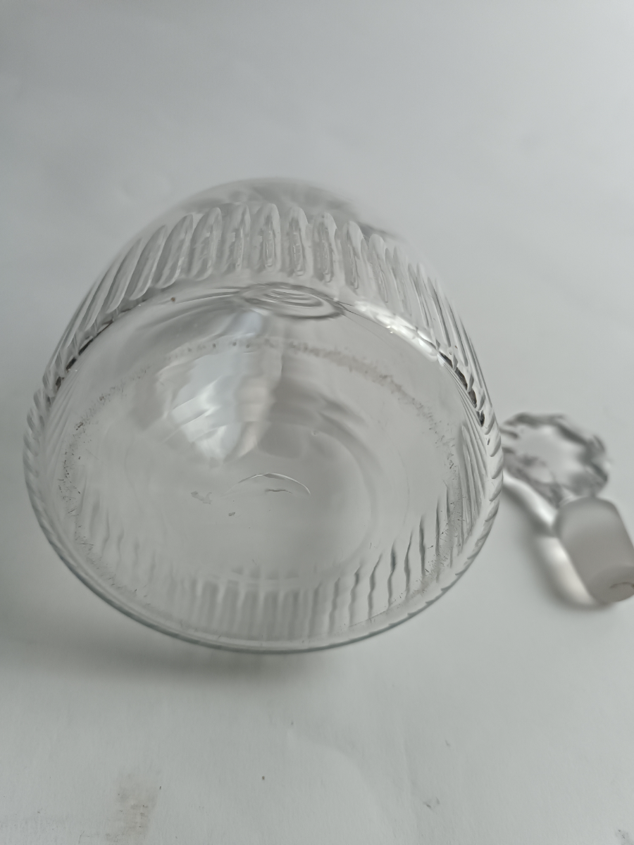 Discover expertly crafted George III Decanter from the late 18th century. Adorn your table with this elegant piece. Shop now for quality, craftsmanship and freshness.