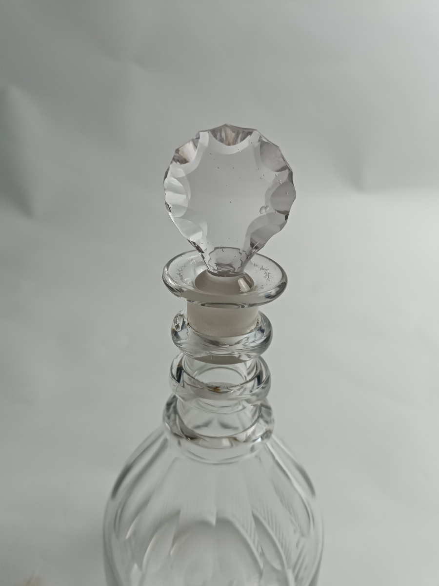 Discover expertly crafted George III Decanter from the late 18th century. Adorn your table with this elegant piece. Shop now for quality, craftsmanship and freshness.