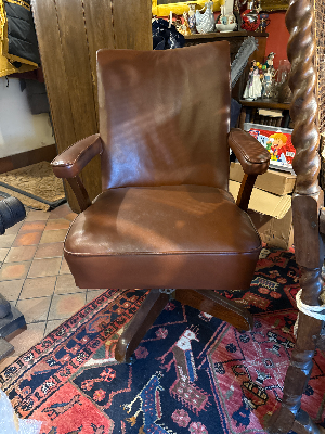 For sale a lovely Hillcrest antique office chair, circa 1920s. Size 63cm wide x 92cm tall. In good condition.